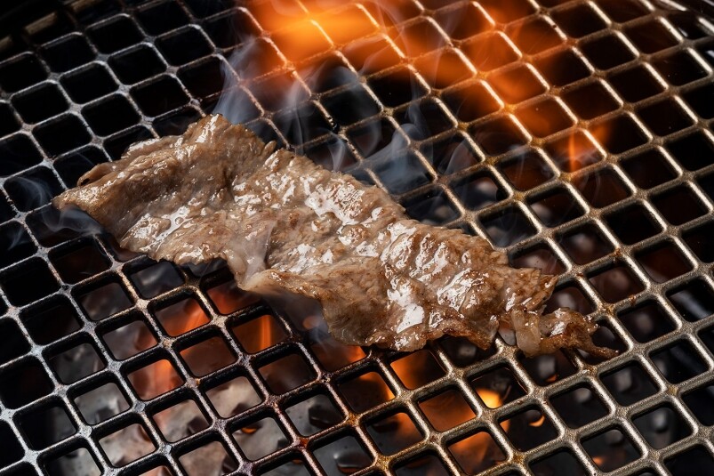 而這裡的燒肉烹調過程由侍應為客人代勞,生熟度由客人話事。「燒牛舌」香 而這裡的燒肉烹調過程由侍應為客人代勞,生熟度由客人話事。「燒牛舌」香