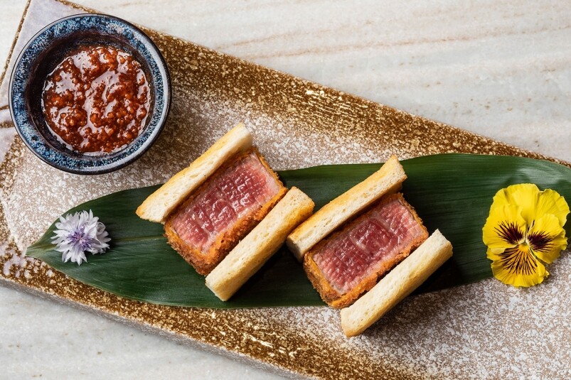 「日山A5和牛三文治」是餐廳的招牌菜之一，配上以日本麵包糠香炸牛柳