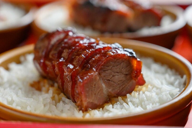 玫瑰露叉燒出色,再配上以薑、葱及红蔥頭炮製之豬油,撈進白飯之中,加上 玫瑰露叉燒出色,再配上以薑、葱及红蔥頭炮製之豬油,撈進白飯之中,加上