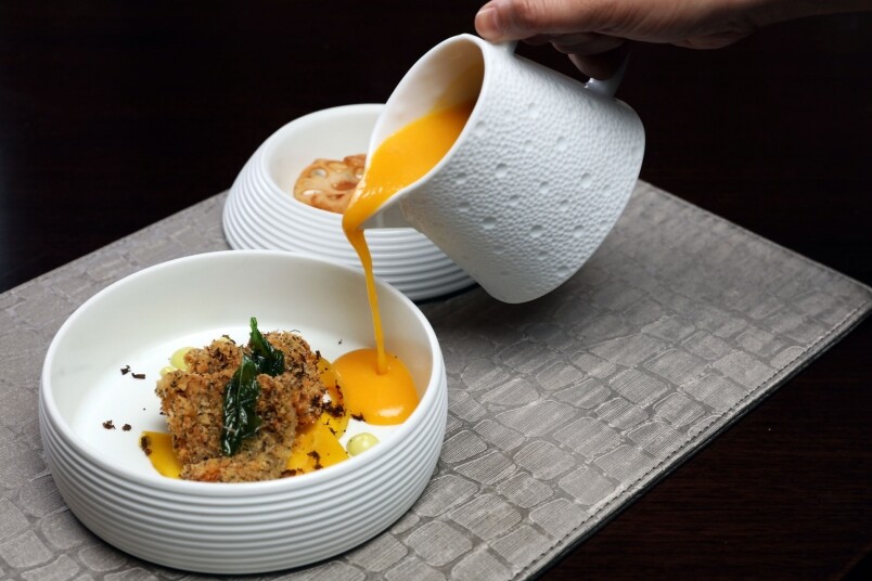 主菜以南瓜湯作序幕，大廚選擇以日本南瓜入饌，採其味道較甜、質感較滑