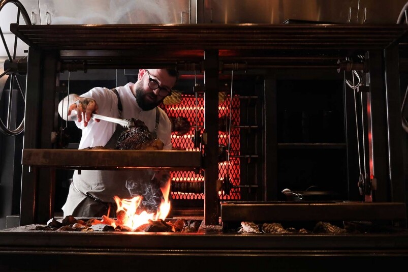 餐廳配備明火焗爐和炭烤爐