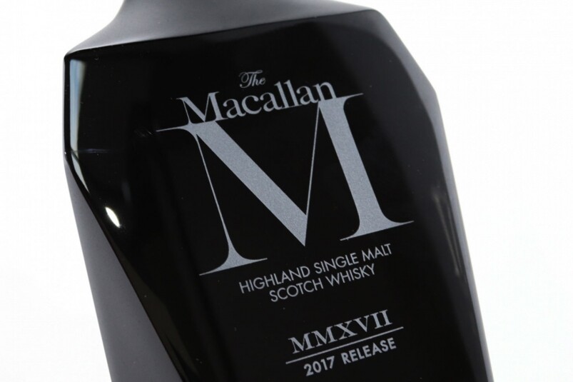 而The Macallan M Black的威士忌，散發出深色水果、朱古力及咖啡的氣息，結合橡木香