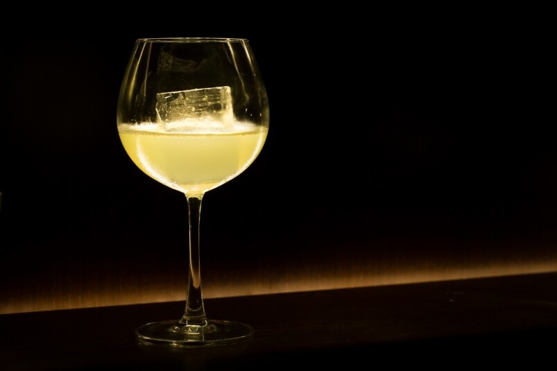 雞尾酒＃1捕捉了海洋的靈魂，由海藻杜松子酒和乳酸發酵的菠蘿皮蘇打