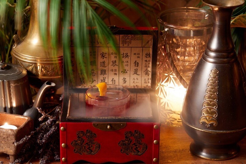 至於Cocktail方面,叫人最驚喜的一定是Smoking Gun(HK$120)!Gin加上Campari和苦艾酒,加上一點 至於Cocktail方面,叫人最驚喜的一定是Smoking Gun(HK$120)!Gin加上Campari和苦艾酒,加上一點