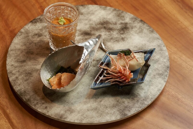 這是晚餐的三款前菜：玻璃杯內的是用上兩款海膽做成的海膽蕎麥麵，以