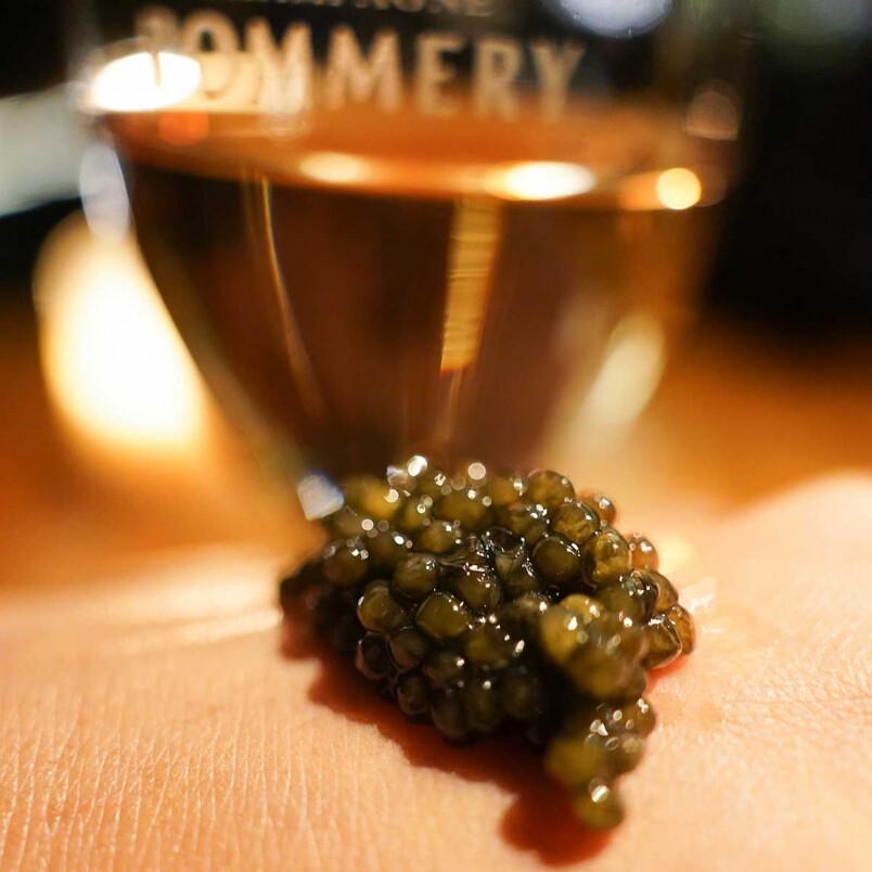 以「香檳魚子醬套餐」為例，Années Folles(HK$780)就可以品嚐兩杯Pommery Brut Royal香檳及30克