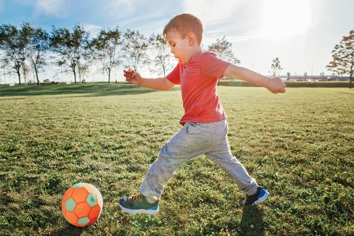 這裡所提及的兒童足球泛指初小或以下，即由幼稚園至8歲的年齡層。在