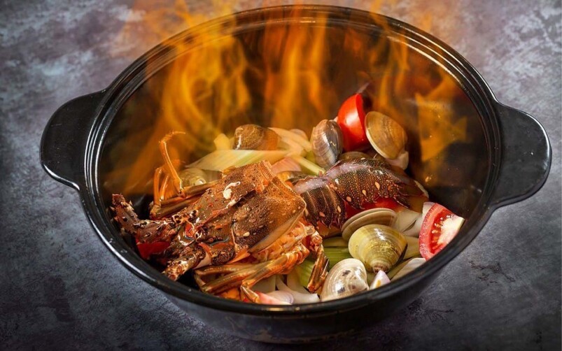 打邊爐的靈魂，當然是湯底。位於北角的「天藍」中日火鍋料理，卻以龍蝦入饌