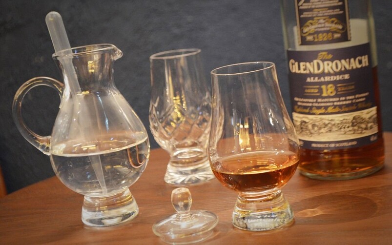 Glencairn Glass除了杯型可以令味道更加集中，酒杯腳偏短的設計亦令人握酒杯時