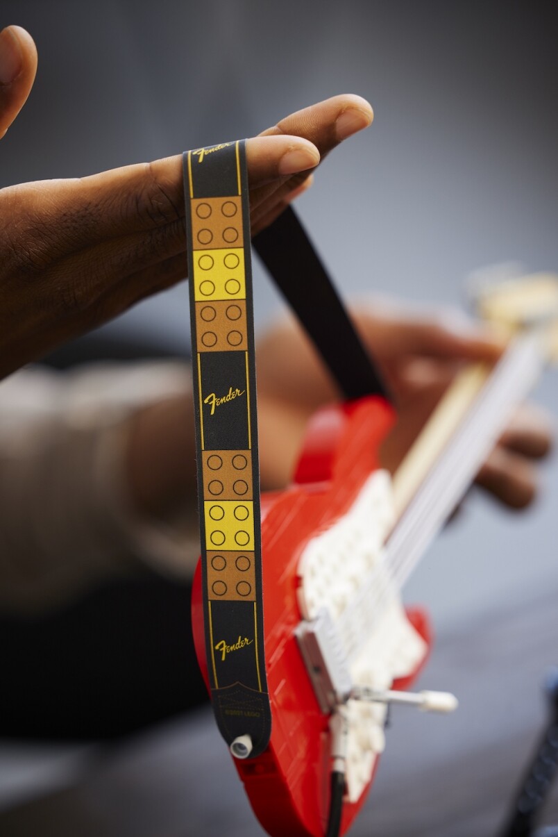而設計出這支LEGO Ideas 21329 Fender Stratocaster的Tomáš Letenay，既是LEGO迷，亦是百分百的音樂愛好者，他