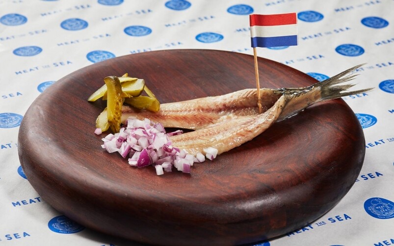 荷蘭鯡魚配生洋蔥、酸瓜 (HK$75元/份)，是傳統荷蘭菜式之一，正宗鯡魚含有超