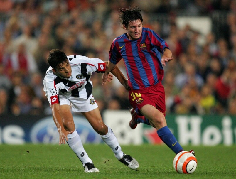 美斯於2004年10月16日正式為巴塞羅那一隊上場作賽，打破了巴塞羅那最