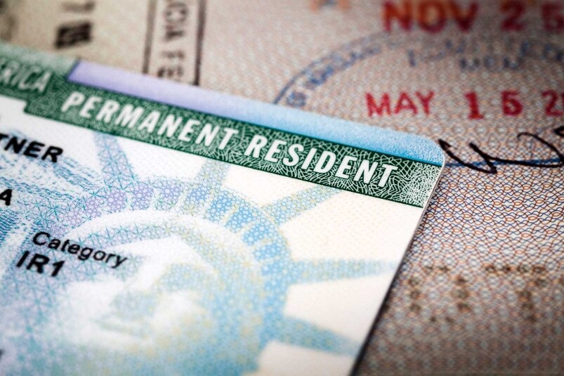 在外國多年，一直揮之不去「二等公民」的感覺，即使後來有了護照，甚至大學