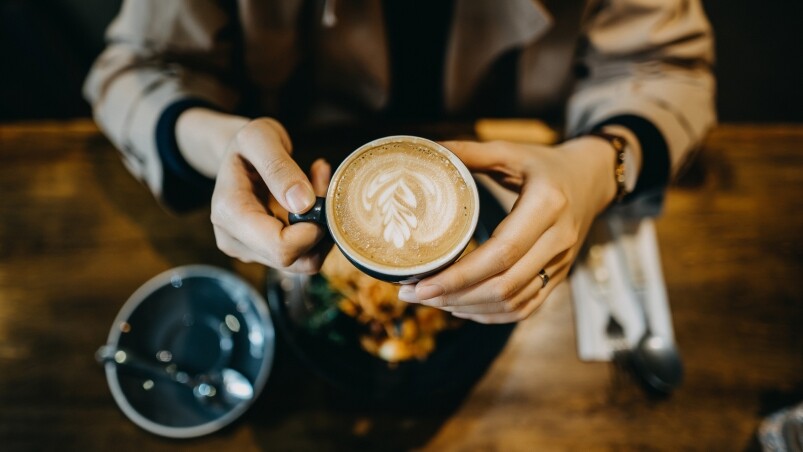 年多前認識了一位cafe老闆,機緣巧合之下有了合作的機會,然後亦入股投 年多前認識了一位cafe老闆,機緣巧合之下有了合作的機會,然後亦入股投