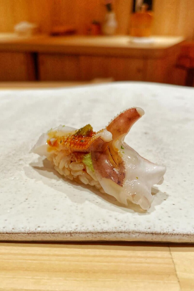 如果你之前喜歡Sushi Kohaku的師傅千葉博文Chiba San的話，那Sushi Mamuro就是你現在要來
