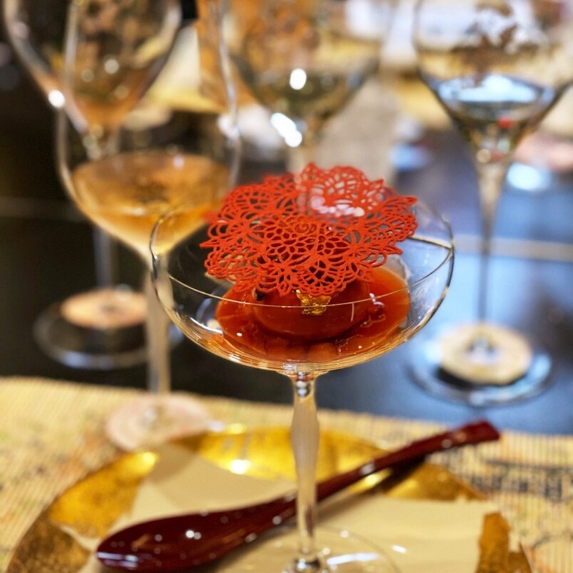 Le Champagne作結，以Perrier-Jouët香檳製成的慕絲配士多啤梨玫瑰蜜餞作點綴，浪漫粉