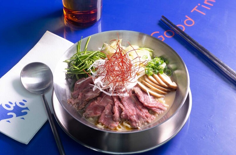 雞湯拉麵（HK$108）用雞殼等材料經過 18 小時熬製而成的濃郁高 湯，配以韓國