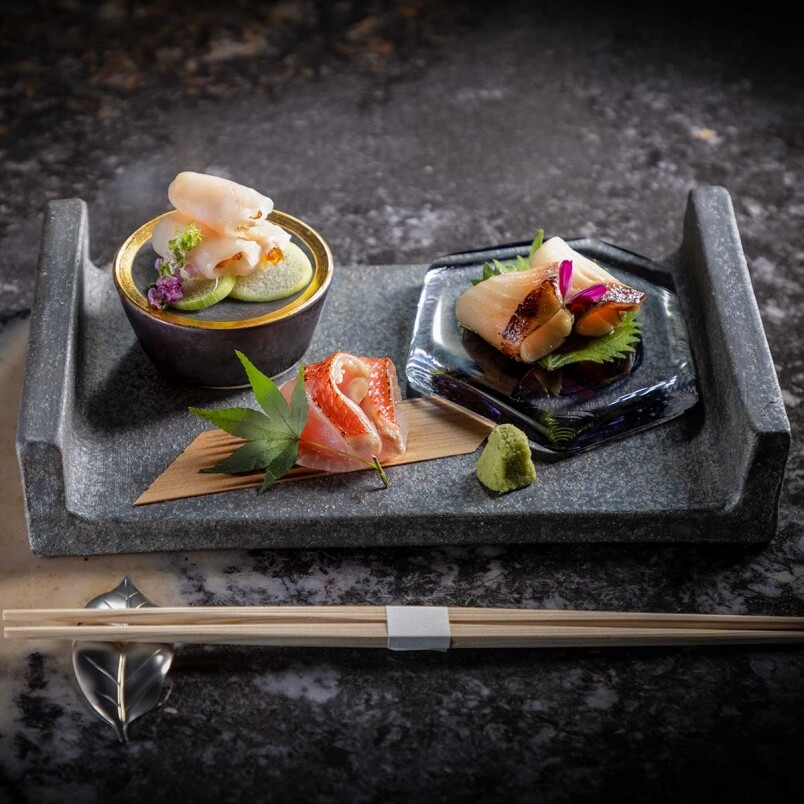 壽司之外，刺身都是非常出色，例如左邊的鮫鰈，是先熟成四天令魚肉油脂