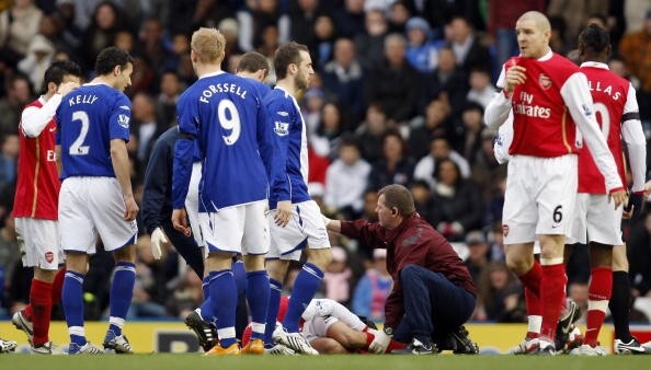 2008年，阿仙奴前鋒伊度亞度達施華就在對陣伯明翰一役同樣被剷斷腳。此