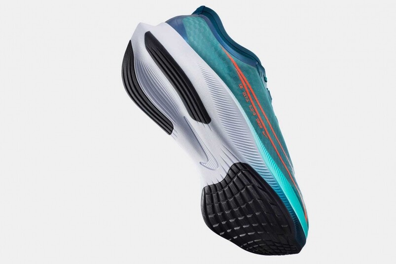 我最愛Nike Zoom Fly 3跑鞋是其低鞋領設計提供更好的舒適性，以及極佳的高