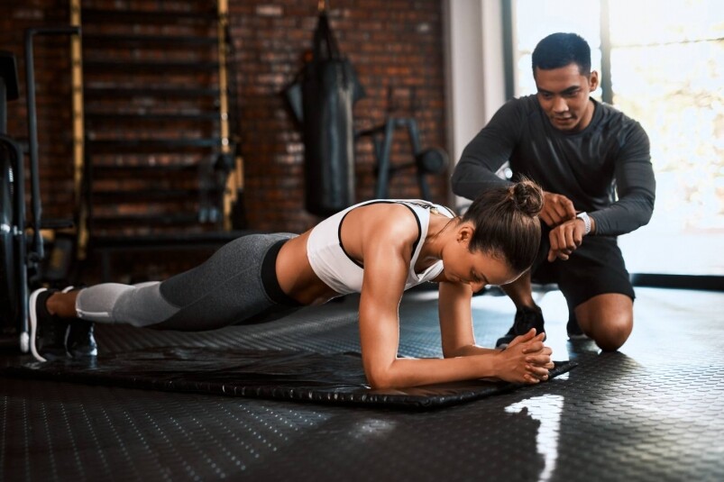 平板支撐可以鍛煉你的核心肌群、胸部、腿部等肌肉。做的時候將力量集中