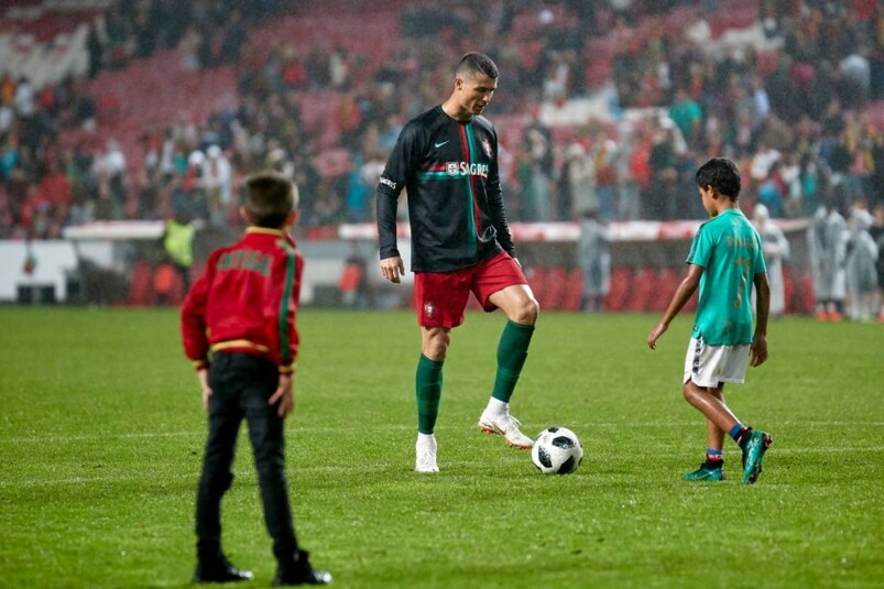 他作為你的role model，帶你進入足球世界，令你愛上足球，然後當你會跑會跳的