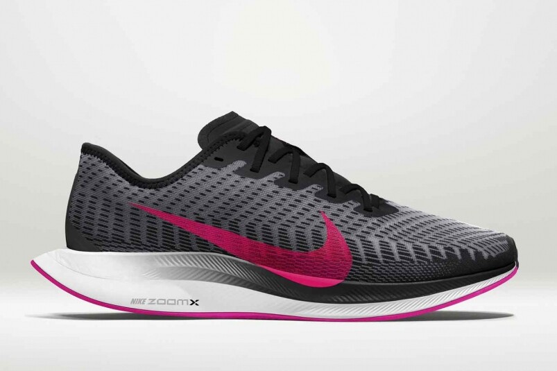 Nike Zoom Pegasus Turbo 2的粉紅與黑色比例，以黑色主調較多，但是卻起到點睛的作用