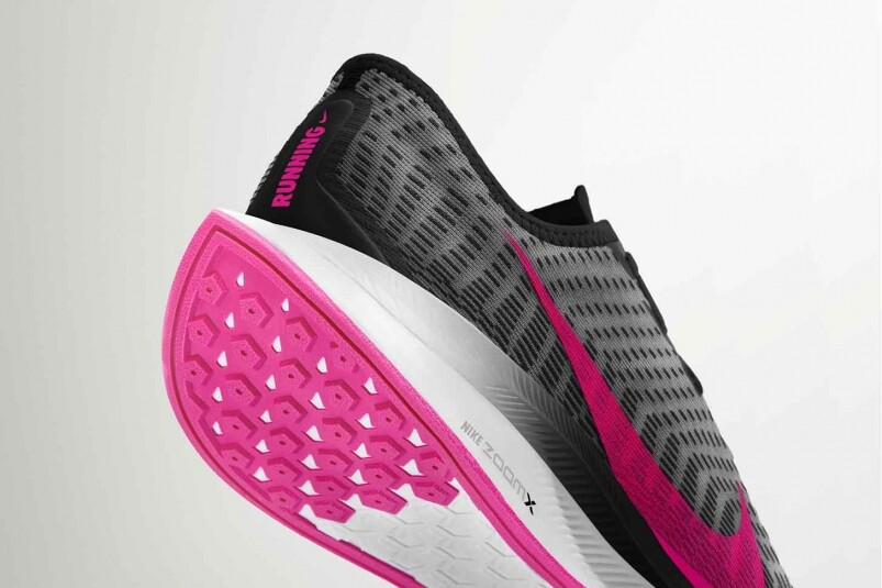 中底的Nike ZoomX泡棉為長距離訓練帶來具佳的能量回饋，而且從足尖到中足