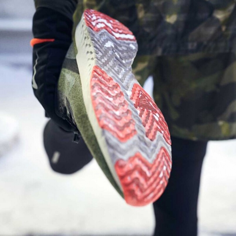 Nike Odyssey React Shield跑鞋加入了超強抓地力，外底採用精製橡膠設計，橡膠凸紋能夠