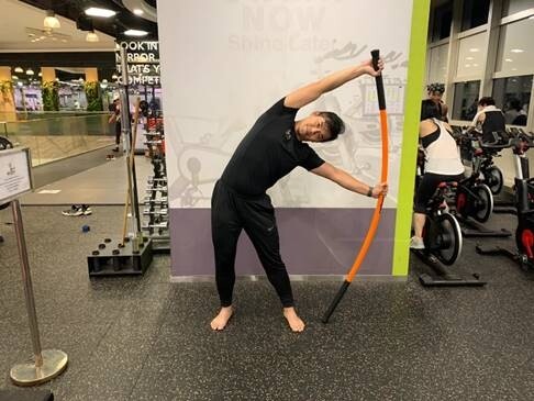 Stick Mobility入門三式:腰背繃緊坐得多,腰背自然長期處於繃緊狀態,嚴重甚至會 Stick Mobility入門三式:腰背繃緊坐得多,腰背自然長期處於繃緊狀態,嚴重甚至會