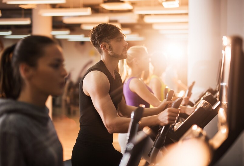 去到健身室做帶氧運動，不少人都會選擇跑步機或單車機，但其實有研究