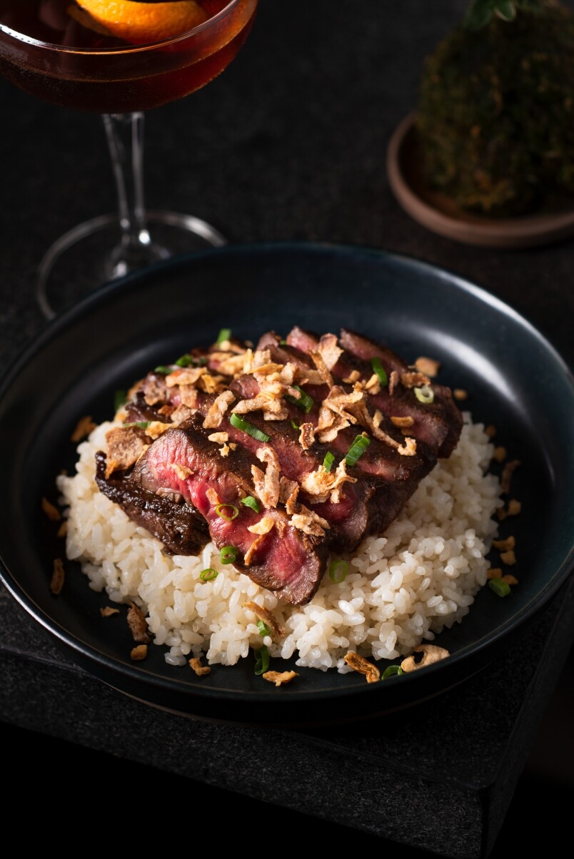 主菜方面，莎朗牛肉飯（HK$158）就採用了三成熟的牛肉，淋上風味蔥油，再撒上