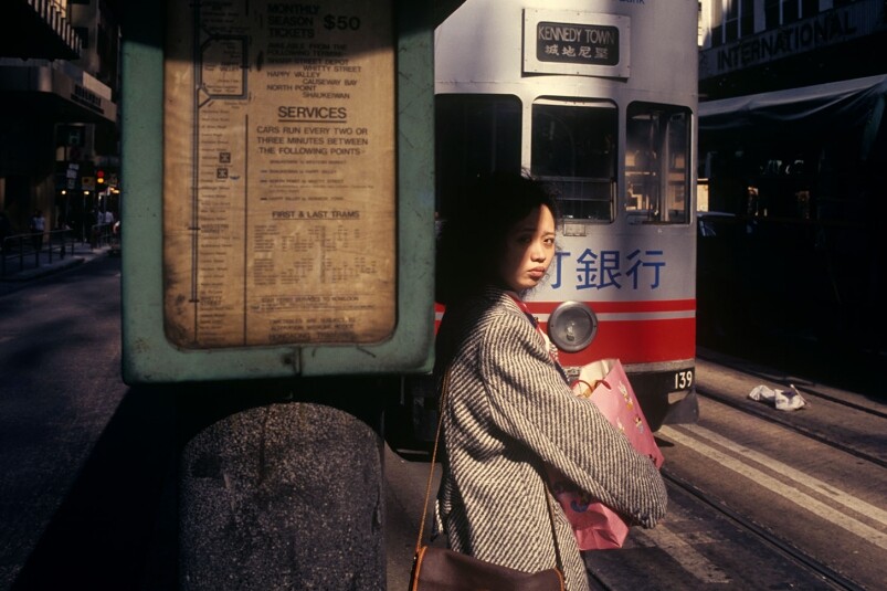 八十年代的紙醉金迷！曾旅居香港攝影師Greg Girard 40年前照片首度公開《HK UNSEEN》