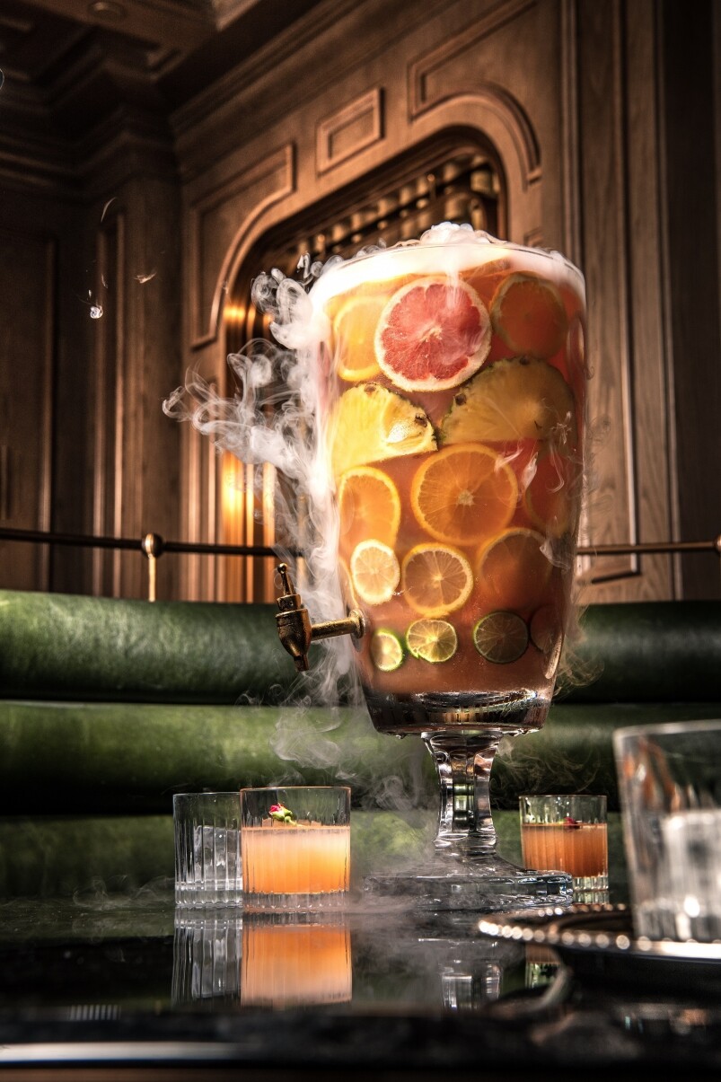 酒吧另一特點「觸目慶典 – 巨型特調」，就是裝滿大量鮮果的亮麗大型水晶壺