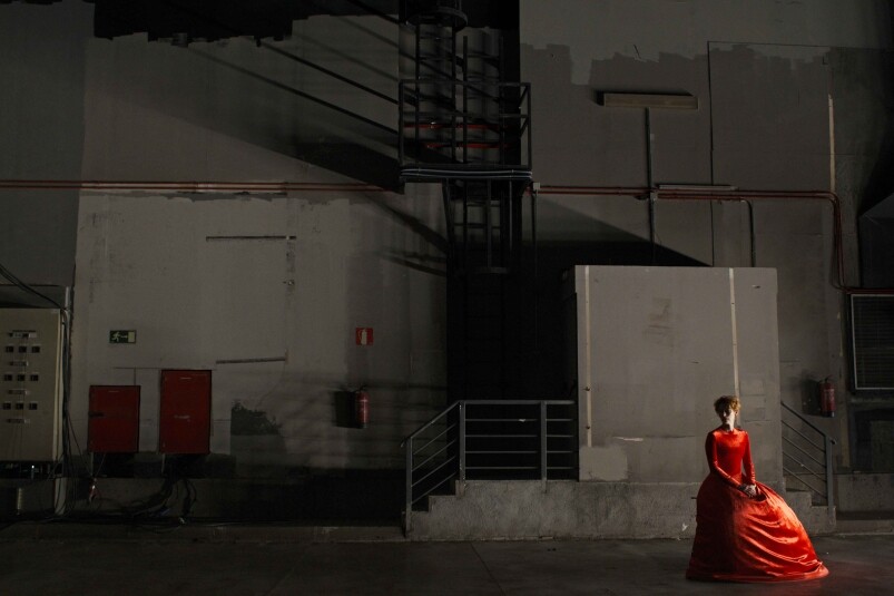 電影裡就有艾慕杜華喜歡的2020年Balenciaga的系列，其中包括2020春夏大紅禮服裙