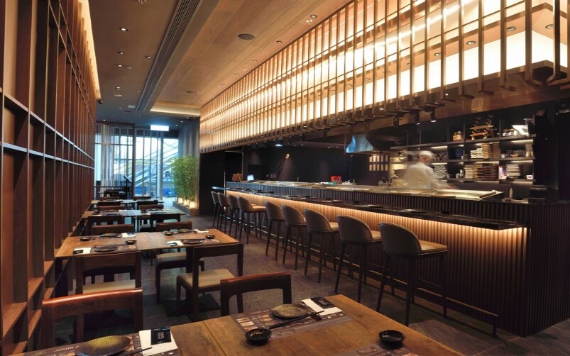 餐廳以深木樸實色系為主調，配合柔和燈光效果，在這裏用餐也相當舒適