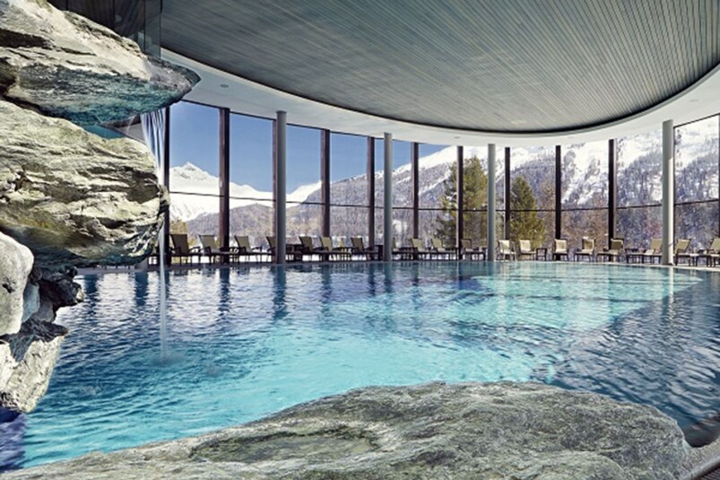 一起來眼睛去旅行丨 瑞士雪山景、無邊際希臘海！10個全球最美酒店游泳池
