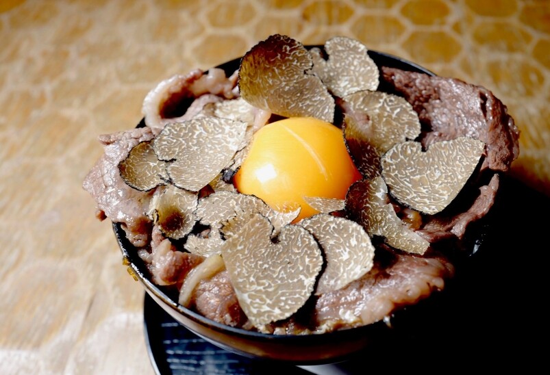 而另一招牌人氣菜式就是這一款「松露生蛋拌飯」(1720日元，約HK$123)，上桌的時