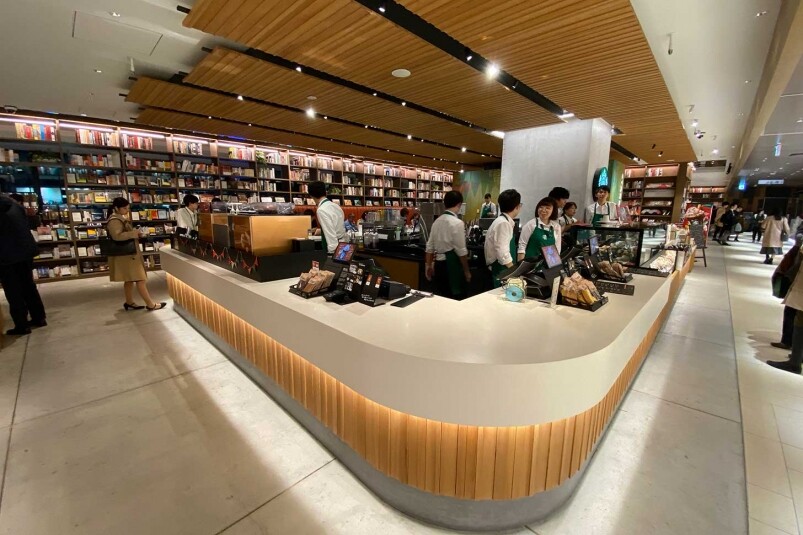 11F的TSUTAYA BOOKSTORE之中，有一間Starbucks在中間，你可以好好的邊看書邊喝咖啡，超享受