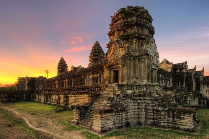 吳哥窟的英文名Angkor Wat，在高棉語的意思是巨大的寺廟城市，顧名思意這是