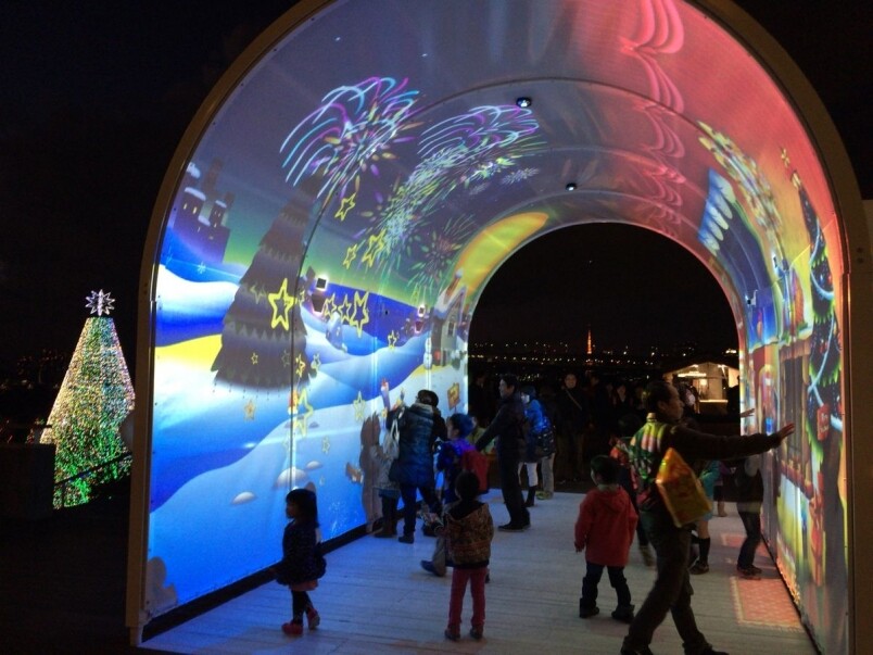 亦有「ILLUSION DOME」（幻影穹頂隧道），是一個360度影像的互動投影系統，會隨遊客移動
