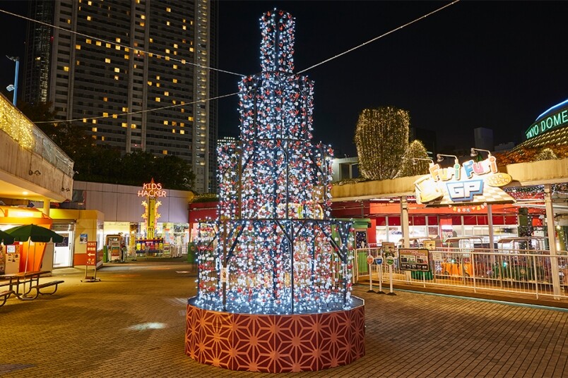 遊樂園區設置了以紙鶴與氣球所組成的，高達6公尺的光輝樹。樹的周圍