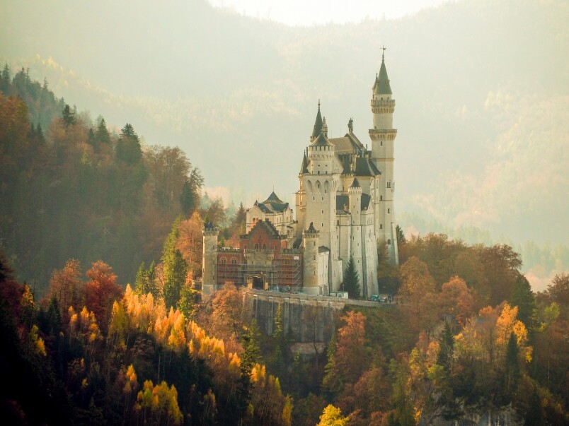 這座城堡位於德國巴伐利亞，是19世紀晚期的建築，以白石灰外牆和深藍