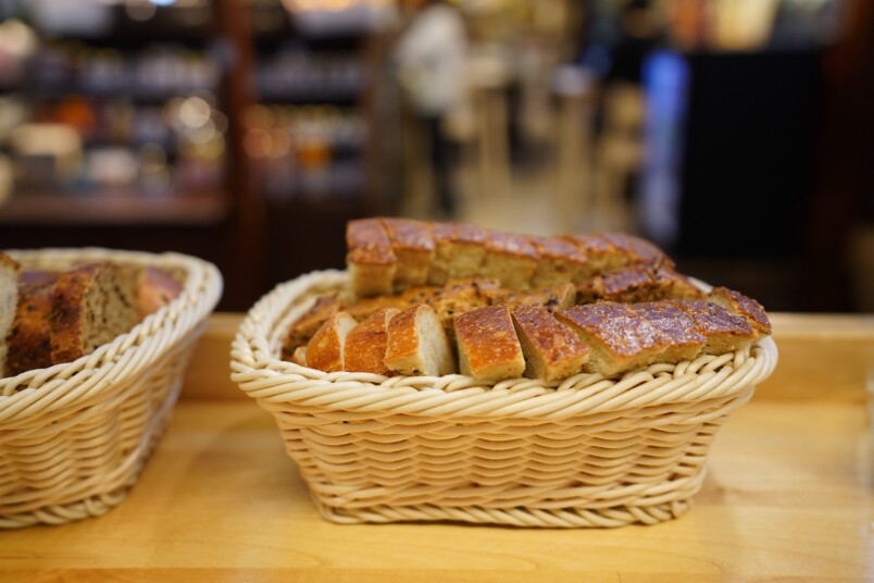 桌上亦放滿一籃麵包，在等待熱湯端上的時候，便可品嚐由餐廳自己製作