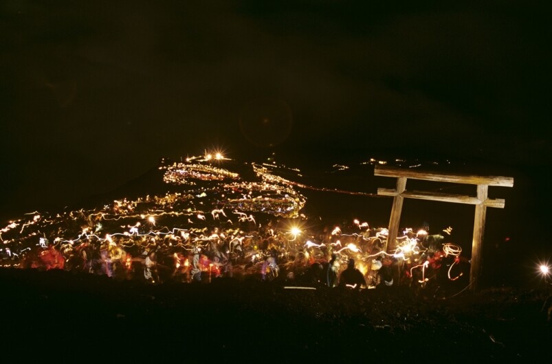 晚上的富士山都是夜半起床看日出的人，可以相約山小屋的旅客們一同