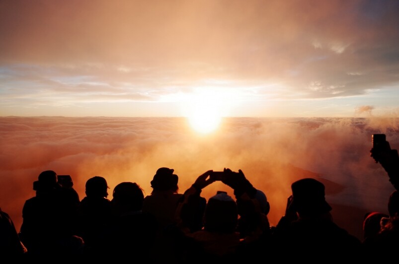 「御來光」所指的是在富士山上看到的日出晨曦，在日本傳統相傳看過御來