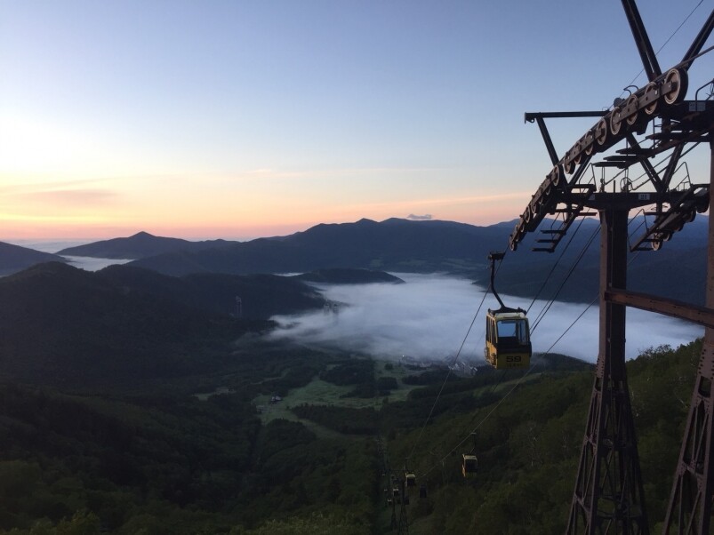 星野Tomamu渡假村 TOMAMU山要登上TOMAMU山觀看雲海,先要到渡假村附近乘搭雲海纜 星野Tomamu渡假村 TOMAMU山要登上TOMAMU山觀看雲海,先要到渡假村附近乘搭雲海纜