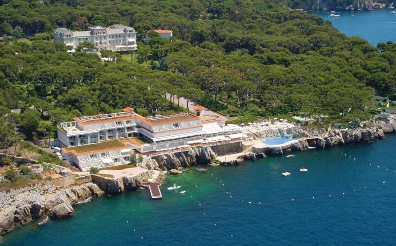 從高空俯瞰，你會看得到，酒店與海邊是建於岩石之上。