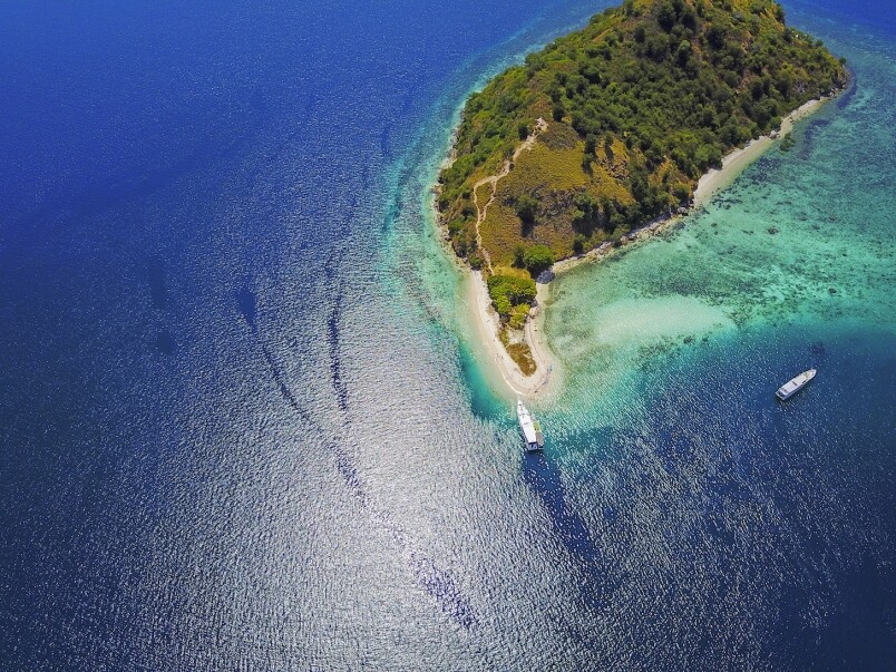 龍目島在哪裡？龍目島位於峇里的東面，面積與峇里島相約，但龍目島除了