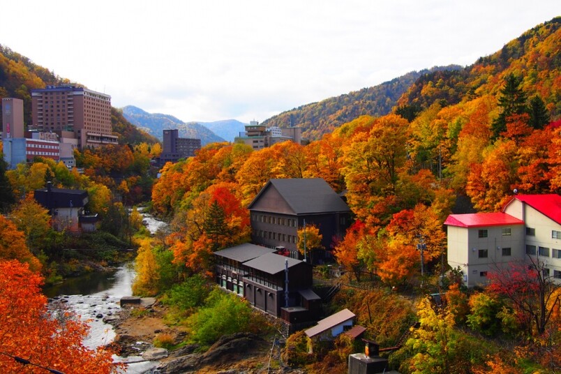 日本賞紅葉攻略 北海道必去景點定山溪及青池 紅葉漫山的人間仙境